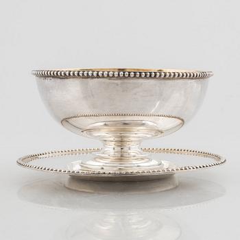 Gustaf Möllenborg, såsskål på fat, silver, Stockholm 1894.