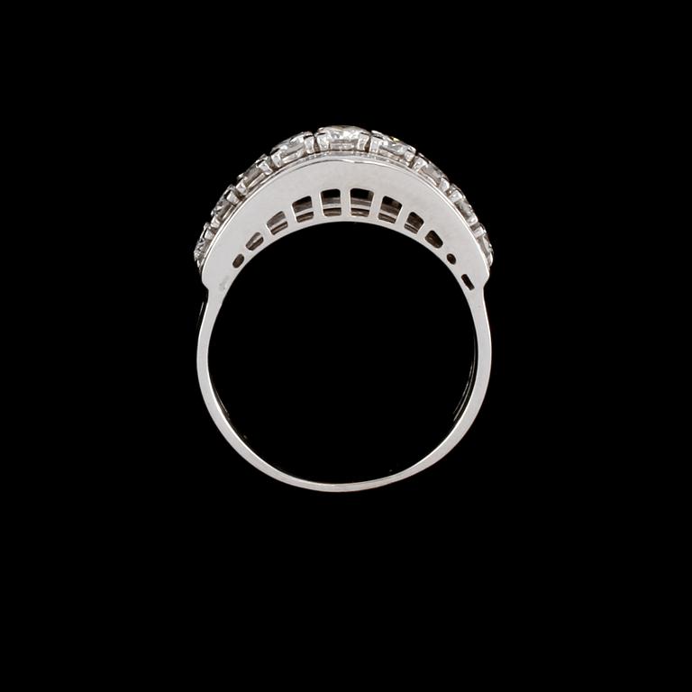 RING, 18k vitguld med briljantslipade diamanter, ca 1.20 ct. Vikt 6 g.