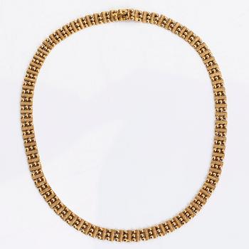 An 18K gold necklace.