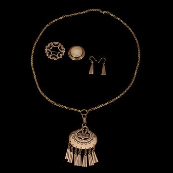 HALSSMYCKE, BROSCHER, 2 st, samt ÖRHÄNGEN, brons, bl. a. "Kuutar", "Suotniemen solki", 1900-talets slut.