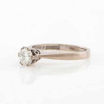 Ring solitär 18K vitguld med en rund briljantslipad diamant.