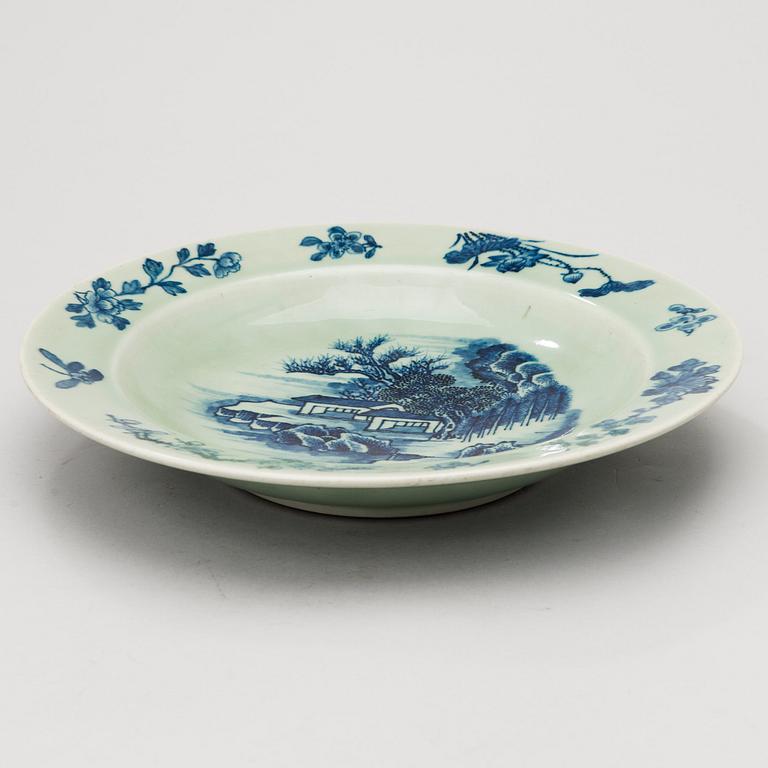 A Chinese porcelain dish from the latter half of the 19th century.