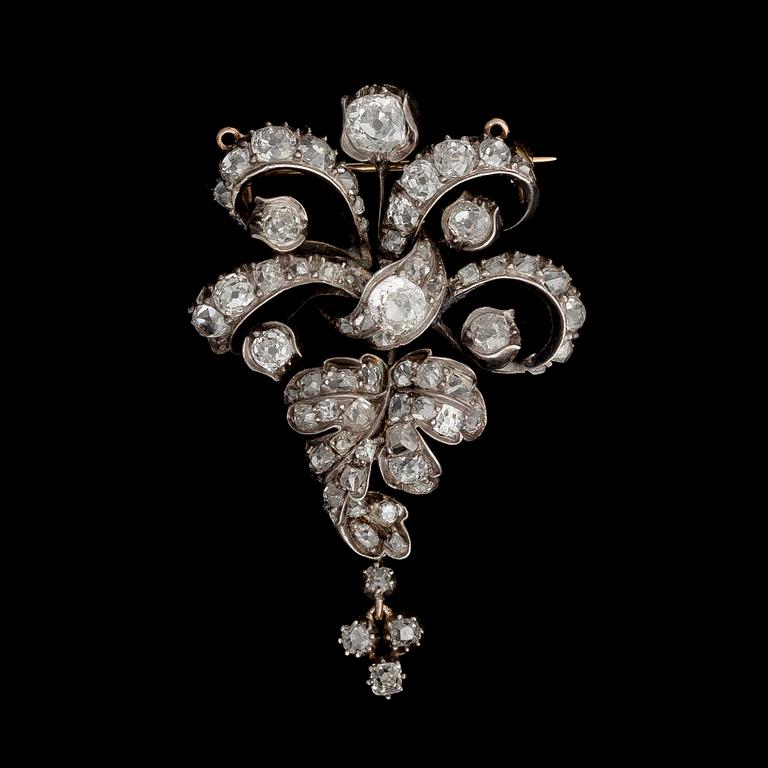 A BROOCH / PENDANT, old cut diamonds, gold and silver. End of 1800s.