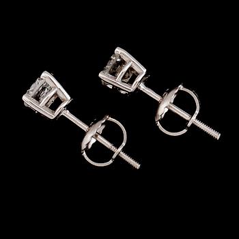 ÖRHÄNGEN, 1 par, 14K vitguld, briljantslipade diamanter tot ca 0.63 ct.