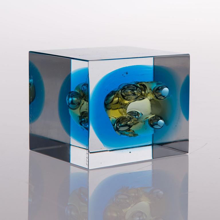 OIVA TOIKKA, AN ANNUAL GLASS CUBE. signed Oiva Toikka Nuutajärvi 2007, numbered 558/2000.