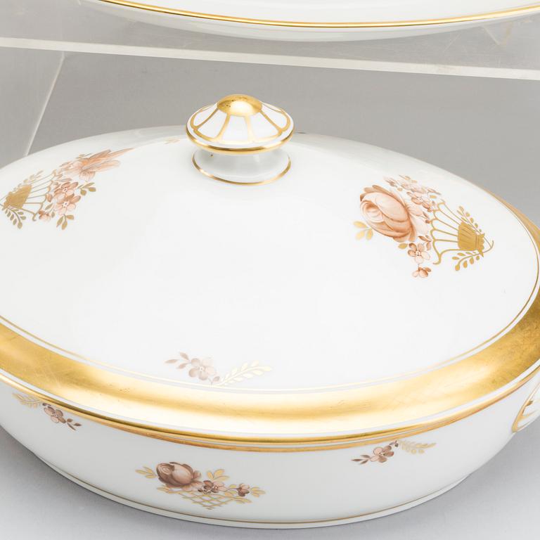 A 161 pcs Royal Copehagen Guldkurv porcelain dinner service.