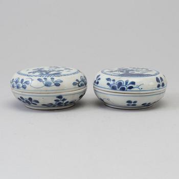 A pair of blue and white jars, Qing dynasty, Kangxi (1662-1722).