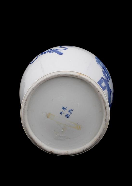 URNA MED LOCK, porslin. Kina. Sen Qing, 1800/1900-tal.