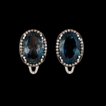 ÖRHÄNGEN, 1 par, 14K vitguld, blå topaser samt diamanter. Enligt uppgift London.