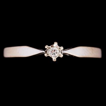 RING, 18K vitguld med briljantslipad diamant 0.025 ct, kattfotstämplad. Vikt 1,6 g.