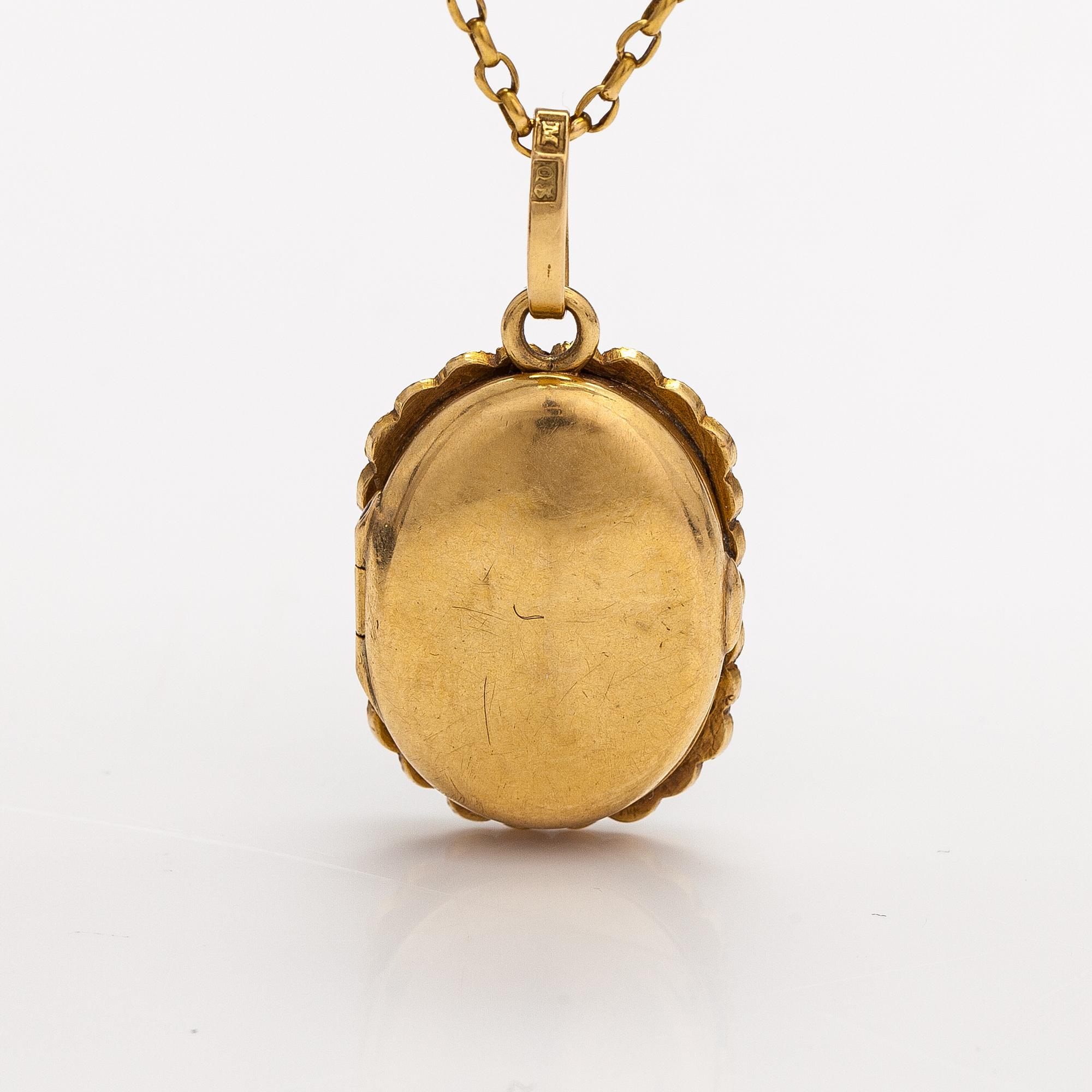 An 18K gold necklace with pearls and enamel with painted decor. Gustaf Dahlgren, Malmoe 1870.