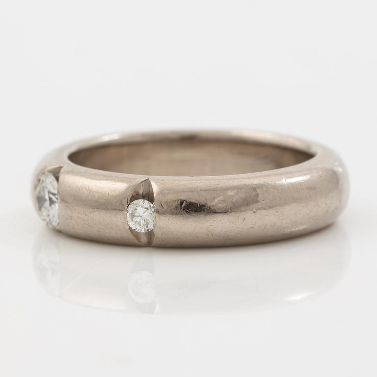 Ring 18K white gold with three round brilliant-cut diamonds, Engelbert.