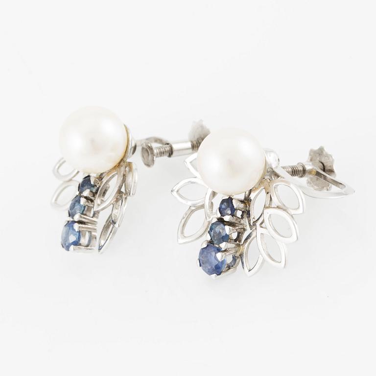 A pair of earrings in 18K gold with a cultured pearl.
