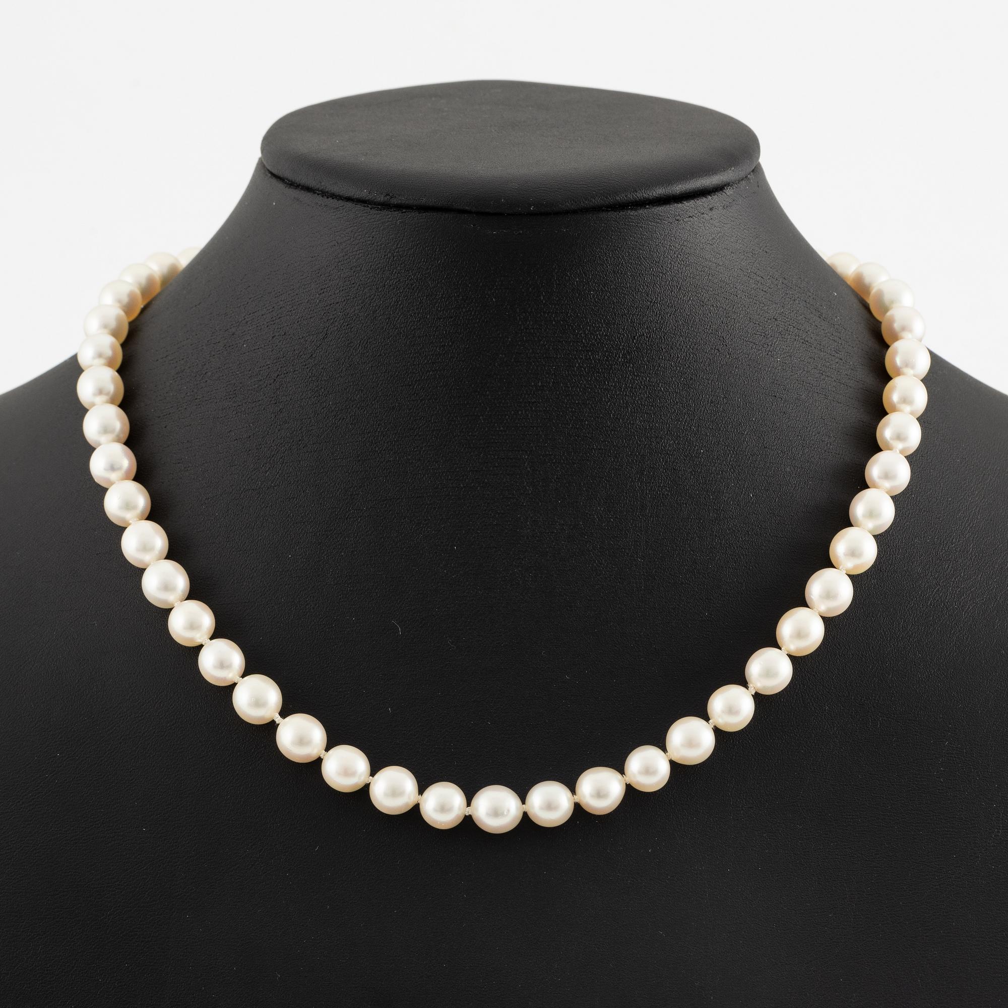 Pärlcollier, med odlade pärlor, med lås 18K vitguld med safirer.
