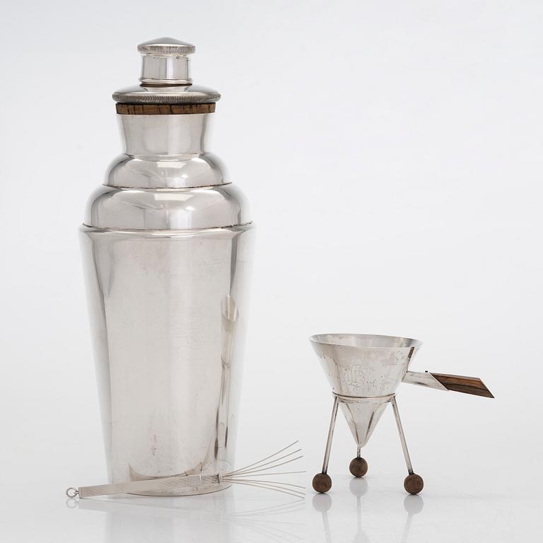 Drinkmått, champagnevisp och cocktailshaker, silver och nysilver, 1950/60-tal.