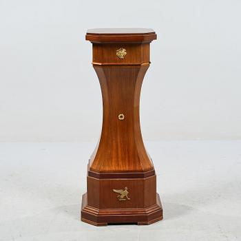 PIEDESTAL, empirstil, 1900-tal.