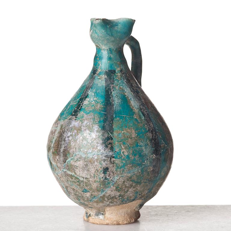 A EWER, pottery, Persia 13th century, probably 
Kashan, height ca 17,5 cm.