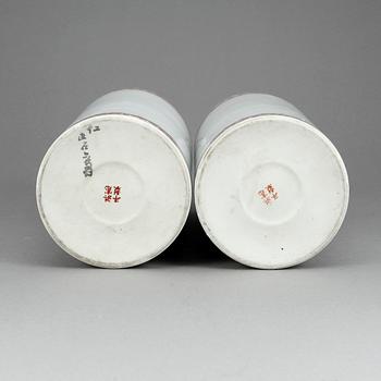 PENSELVASER, ett par, porslin, Kina 1900-tal.