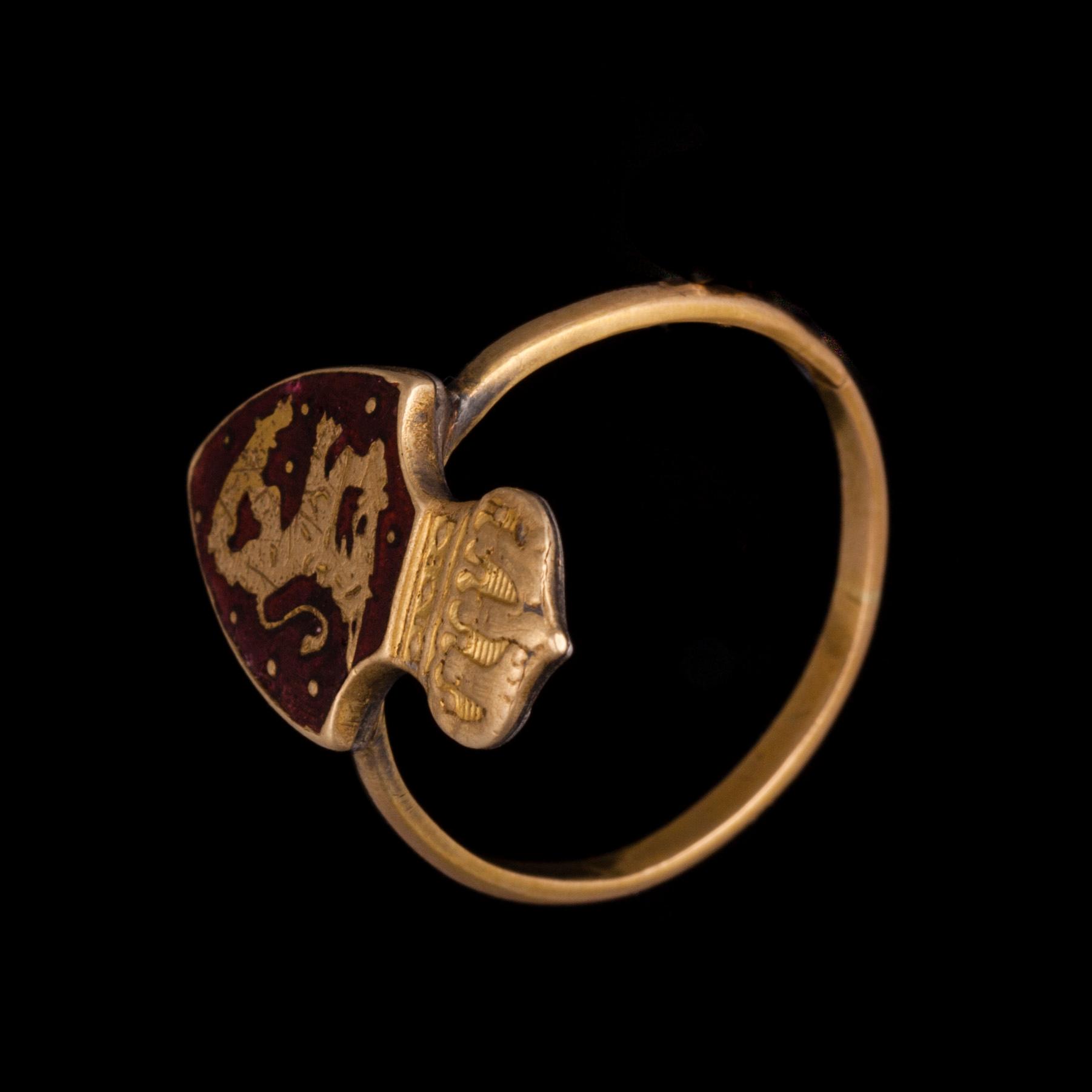 RING, 18K guld, krönt emaljerat lejon, Stockholm 1924. Vikt ca 2,9 g.