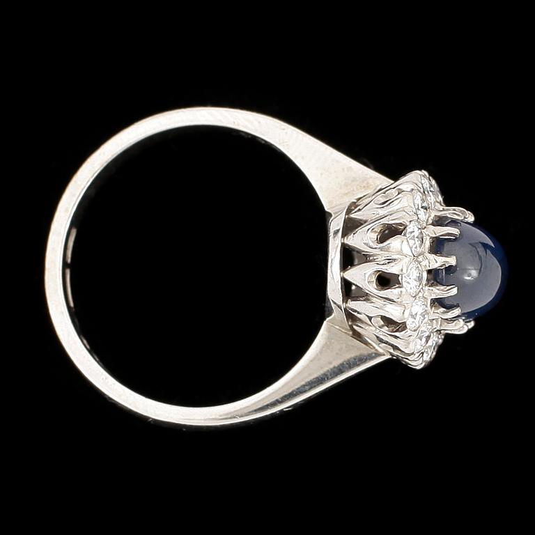 RING, 18k vitguld med caboschonslipad safir ca 2,25 ct och briljantslipade diamanter tot ca 0,56 ct. Total vikt ca 9 g.