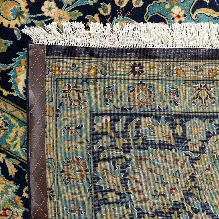 A carpet, Kashan, ca 479 x 345 cm.