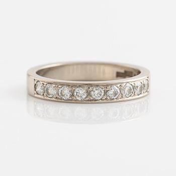 An 18K white gold ring set with round briliant-cut diamonds.