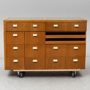 A mid 20th Century chest of drawers.