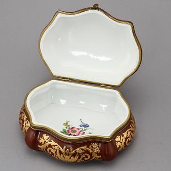 LOCKASK, porslin, Sèvres-liknande märke, 1900-tal.