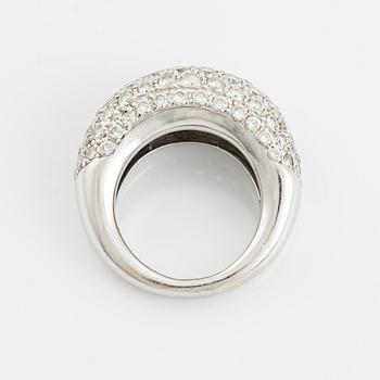 An 18K white gold ring set  with round brilliant-cut diamonds.