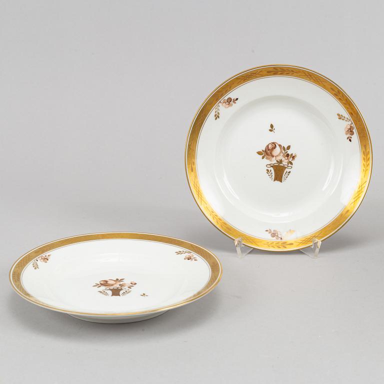 81 pieces, Royal Copenhagen , Denmark.
