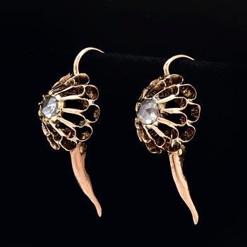 Earrings 14K gold 2 rose-cut Diamonds approx 0,15 ct in total, height approx 15 mm, hook fitting.