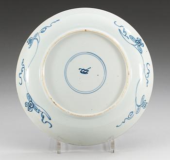 A blue and white "aster pattern" dish, Qing dynasty, 18th Century.