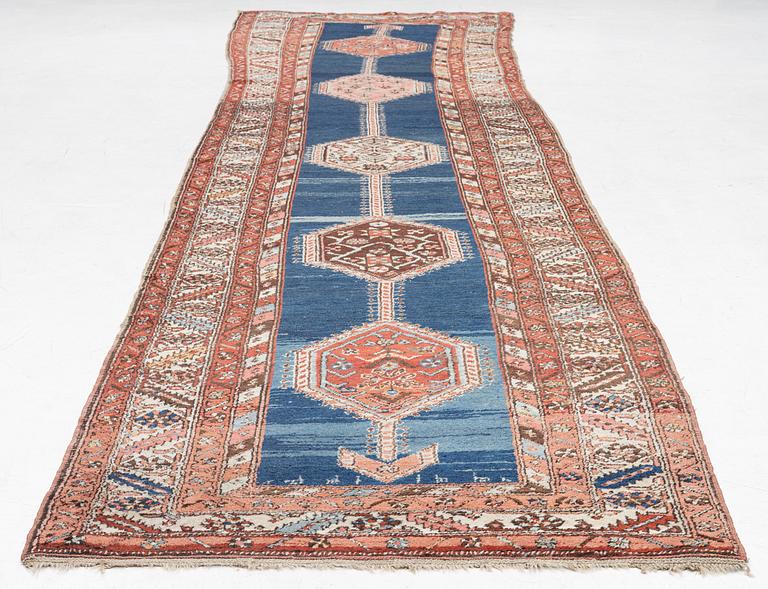 An antique runner carpet, Karadja, c. 475 x 114-130 cm.