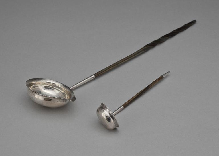 SLEVAR, 2 st, silver, England, 1800-tal. Total vikt ca 51 g.