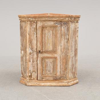 HÖRNSKÅP, allmoge, 1800-tal.