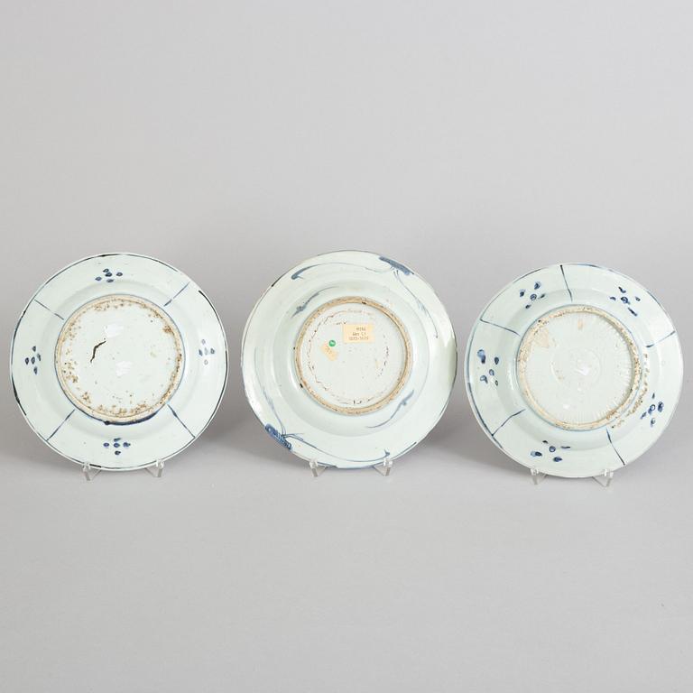 A set of three blue and white dishes, Ming dynasty (1572-1620).