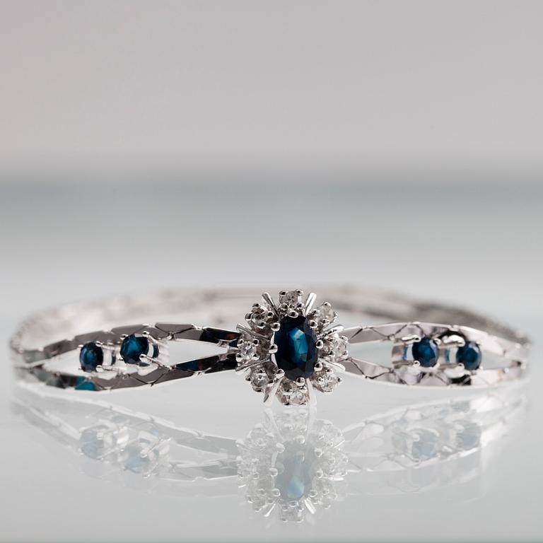 SMYCKESSET, 5 delar, 14K vitguld, diamanter tot. ca 1,20 ct, safirer tot. ca 3 ct. Vikt tot. 27,2 g.