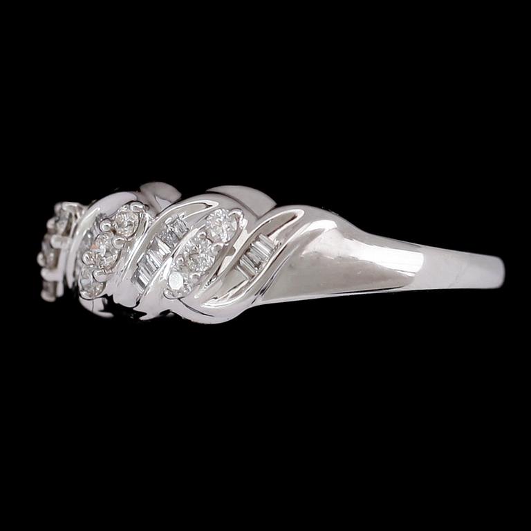 RING, 10 k vitguld, briljant- och baguettslipade diamanter tot 0.38 ct.
