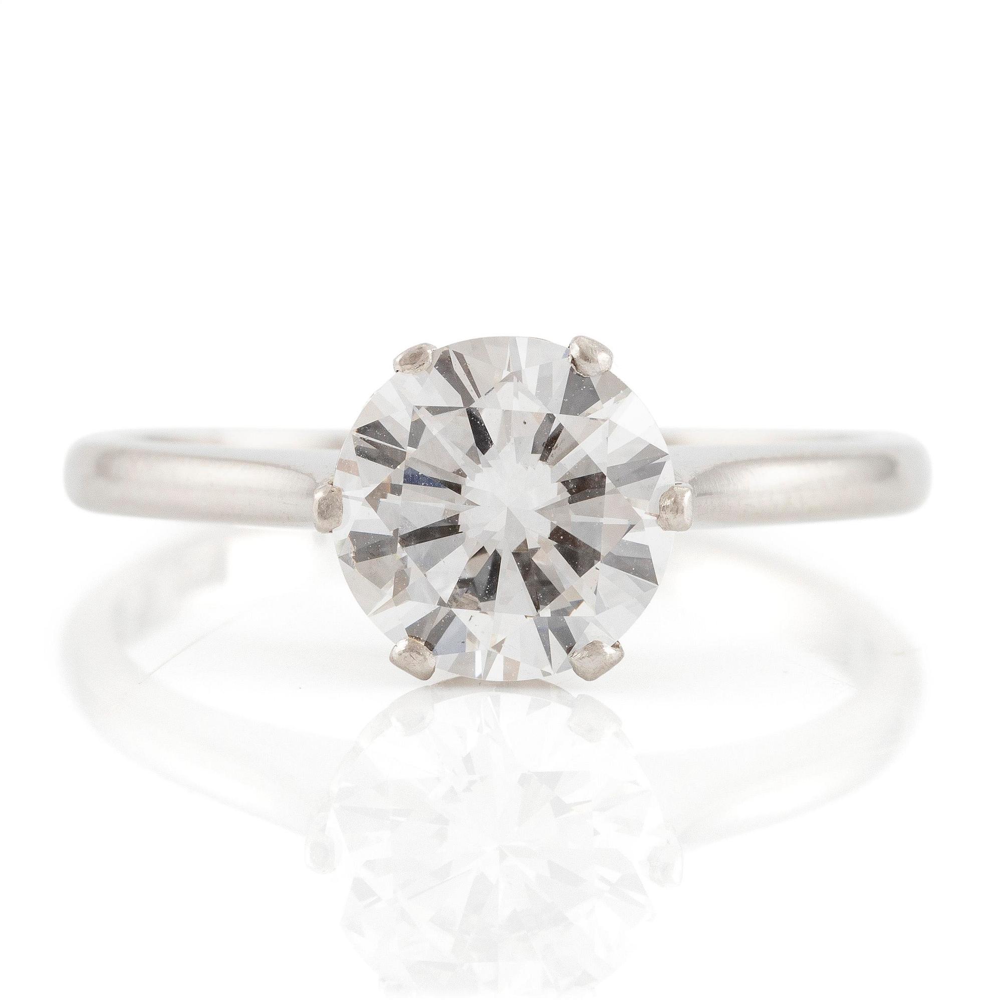 A ring in platinum with a round brilliant-cut diamond.