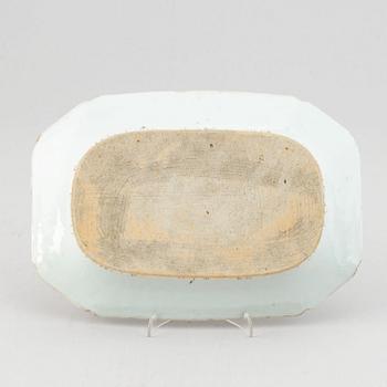 A famille rose serving dish, Qing dynasty, Qianlong (1736-95).