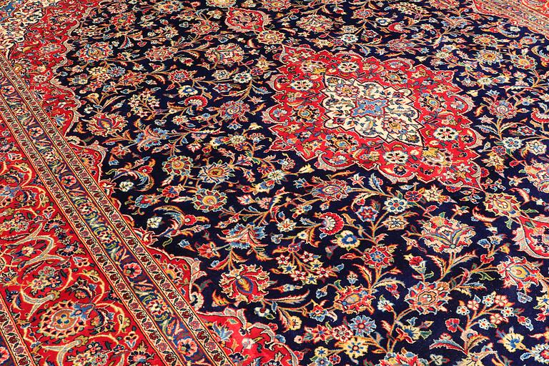 A CARPET, Kashan, ca 439 x 318 cm.