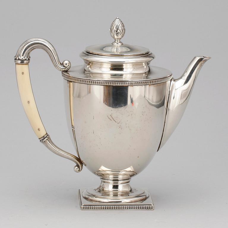 TEKANNA, låghaltigt silver 800, Italien, 1900-tal, vikt ca 792g.