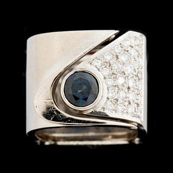 RING, 18 k vitguld med safir och briljantslipade diamanter ca 0,50 ct. Vikt ca 15 g.
