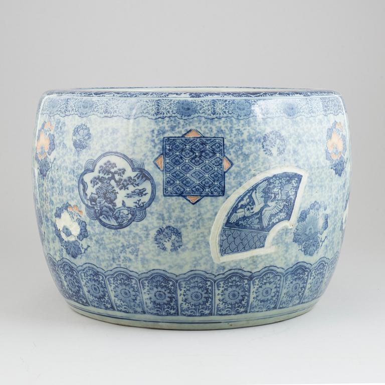 A Japanese flower pot, first half of the 20th century.