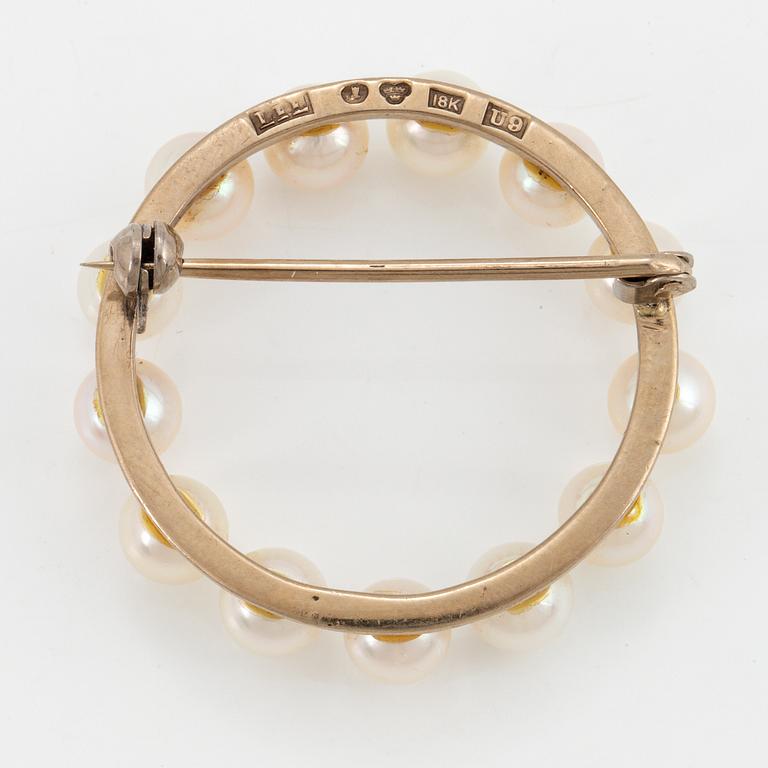 An 18K gold brooch set with cultured pearls ca 6 mm.