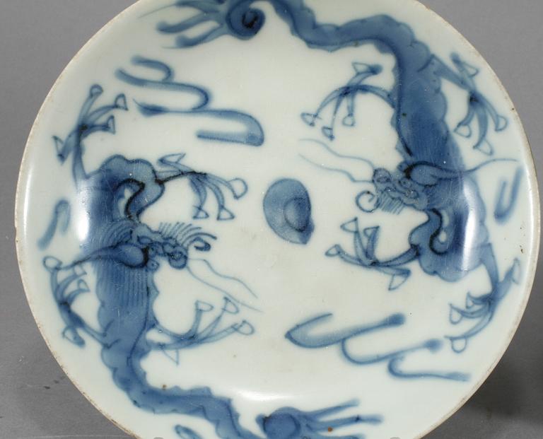 TALLRIKAR, ett par, porslin, Kina, varav en Ming (1368–1644) samt en Qing dynastin, 1800-tal.