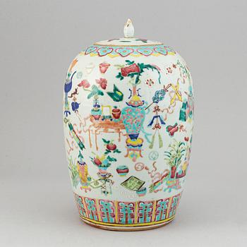 A famille rose vase, Qing dynasty, circa 1900.