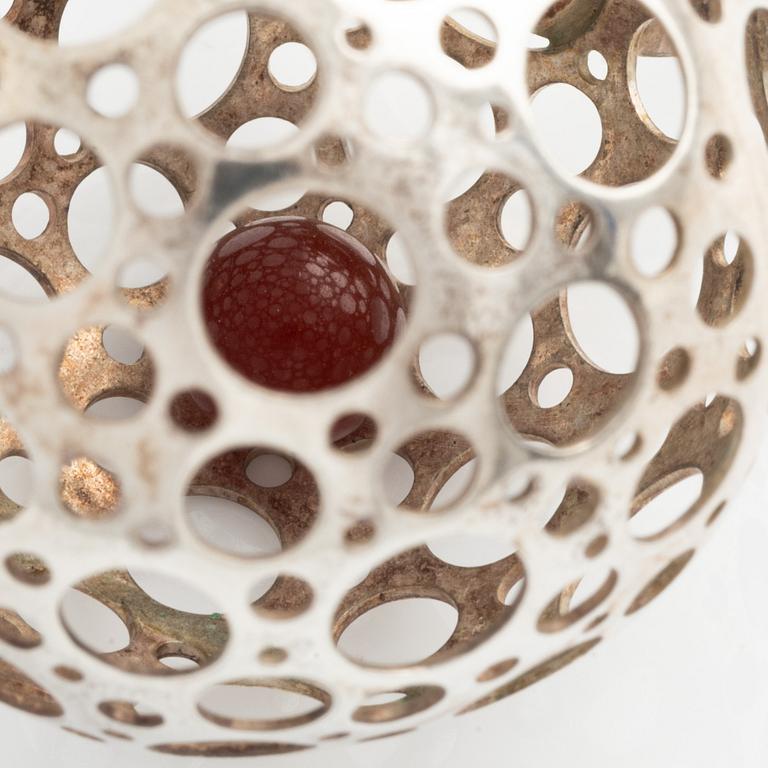 Liisa Vitali ett par örhängen, en ring och ett hänge med kedja sterlingsilver.