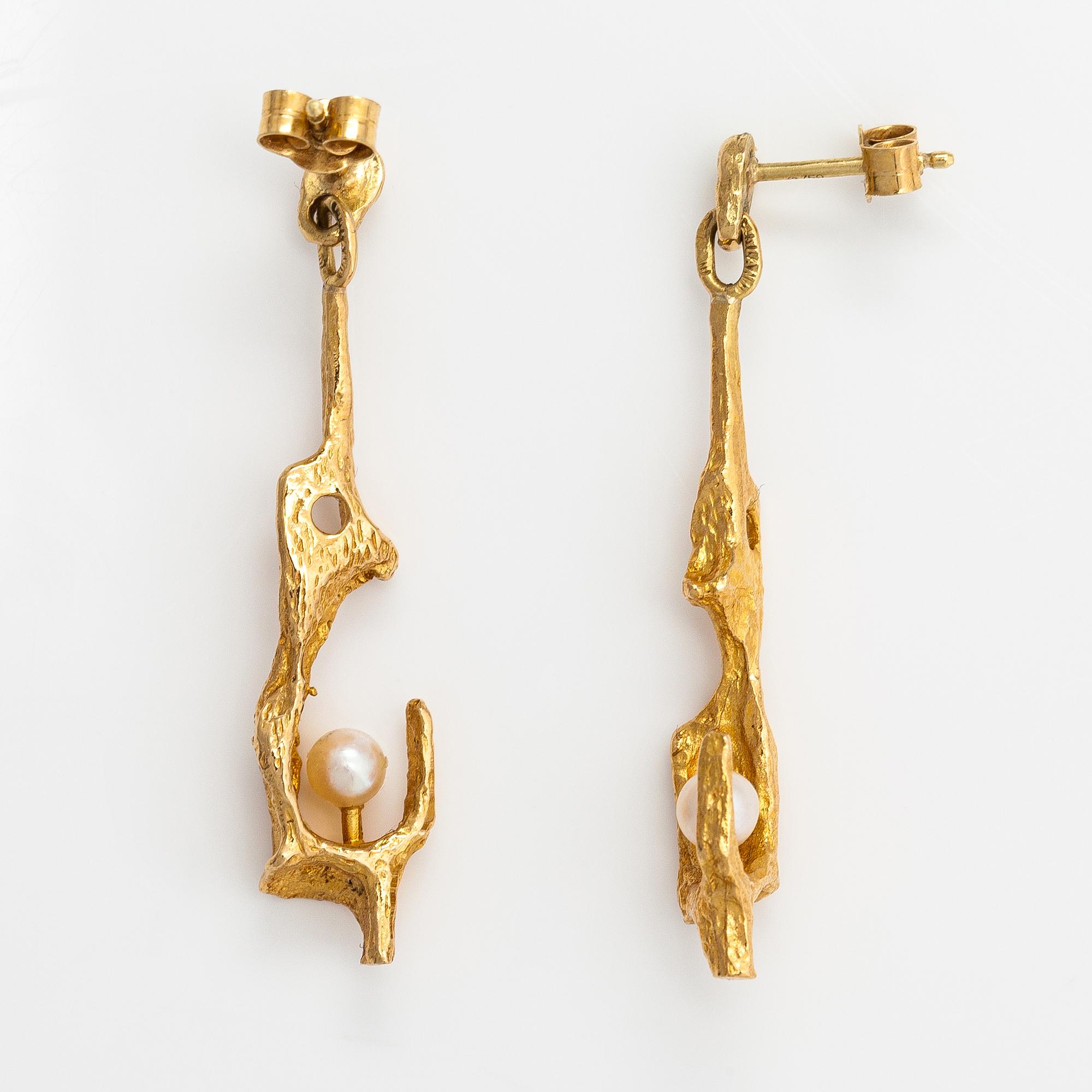 Björn Weckström, A pair of 18K gold earrings "By the springs" with cultured pearls. Lapponia.