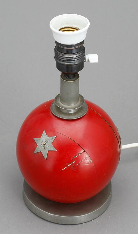 BORDSLAMPA, tenn och trä, A. Wiberg, Stockholm, 1933.